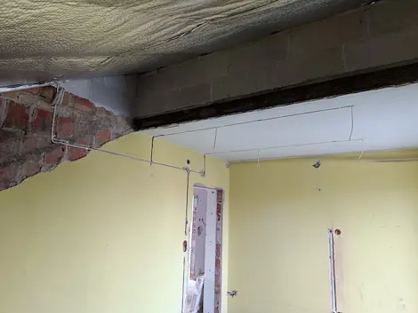 instalacja oświetlenia na suficie